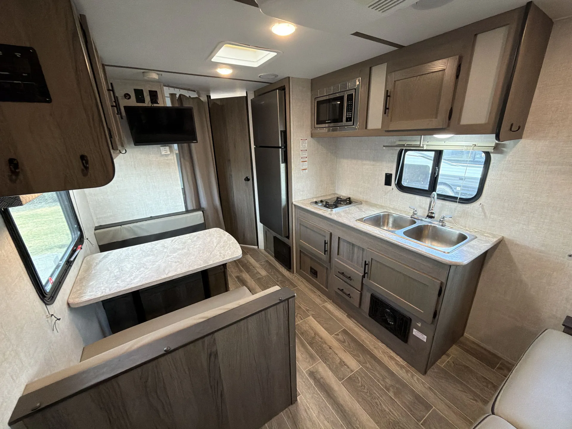 2022 Gulf Stream Kingsport Super Lite 197BH — living area main
