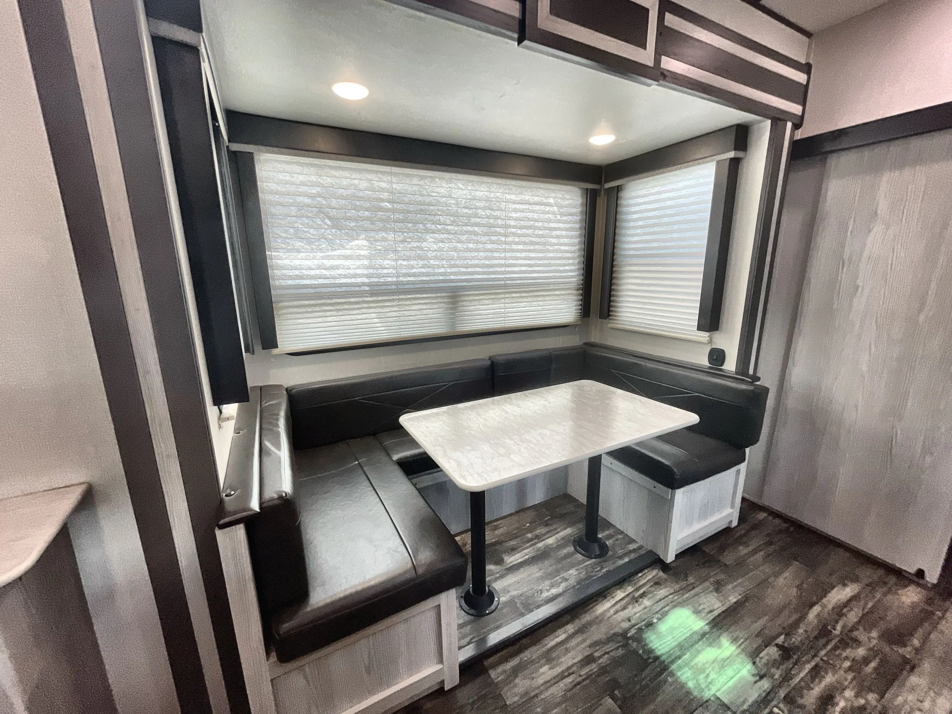 2021 Keystone Impact Vapor Lite 29V — living area main