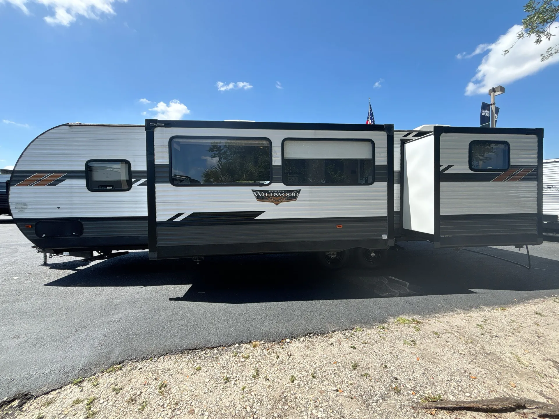 2022 Forest River Wildwood 31KQBTS — off campside