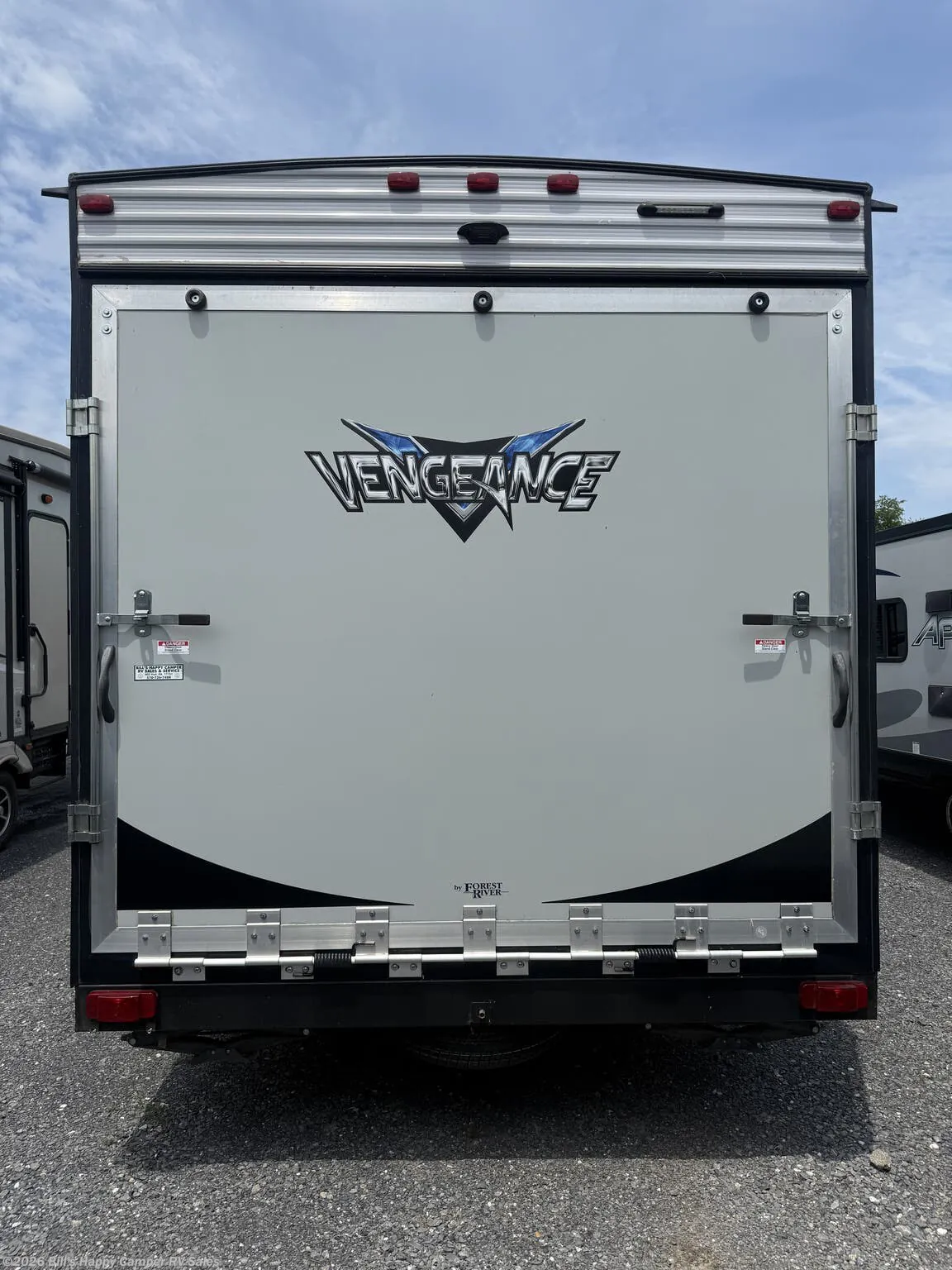 2017 Forest River Vengeance Rogue 25V — Photo 5
