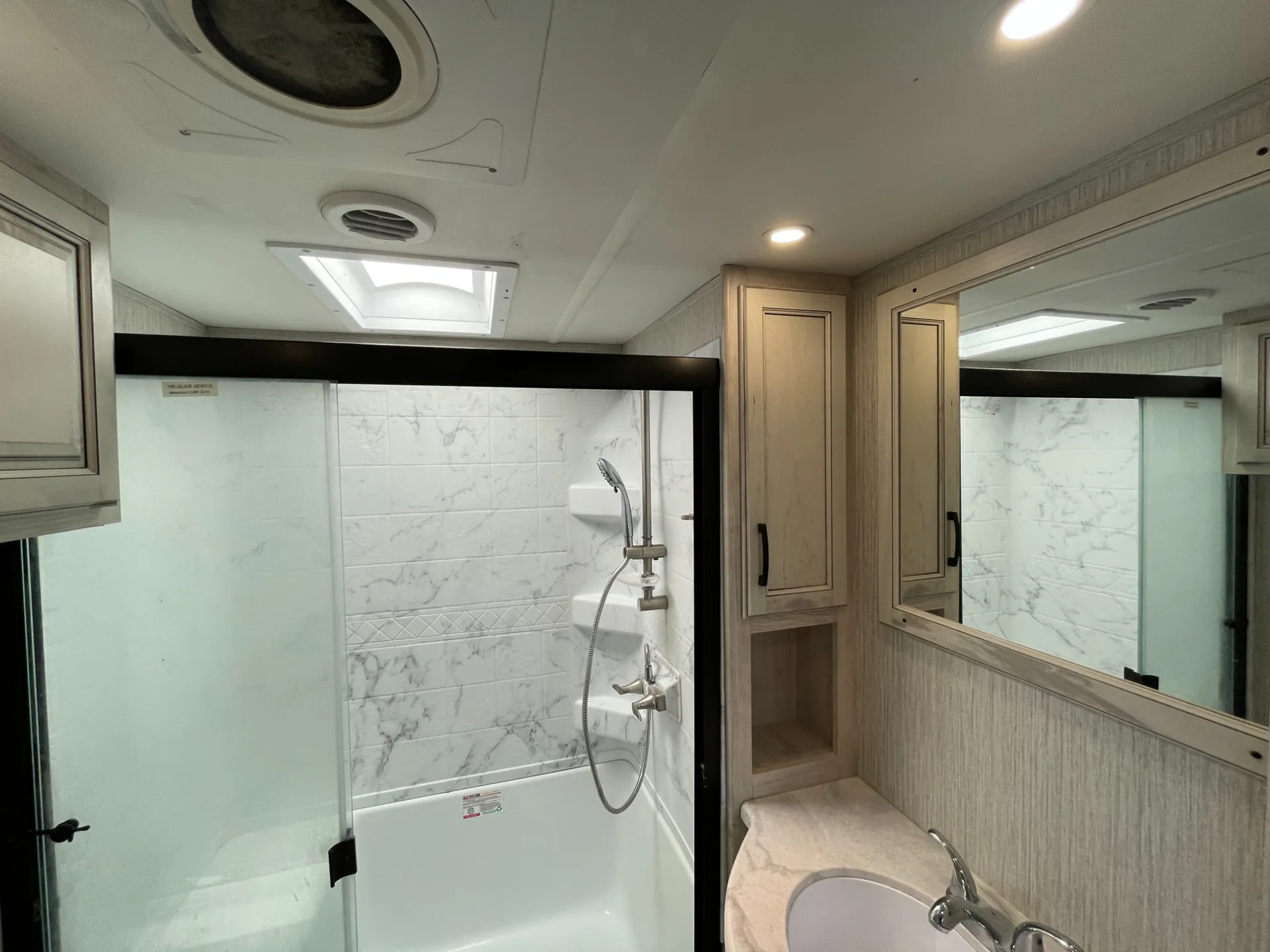 2022 Forest River Sandpiper Luxury 388BHRD — Photo 7
