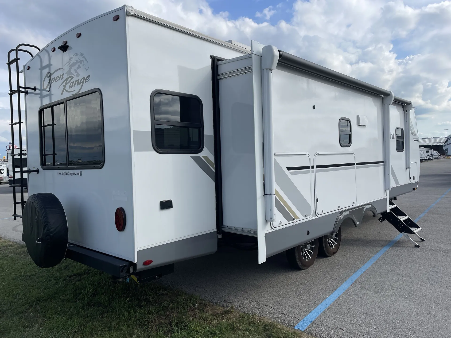 2025 Highland Ridge Light 275RLS dealer photo 5 from Camping World