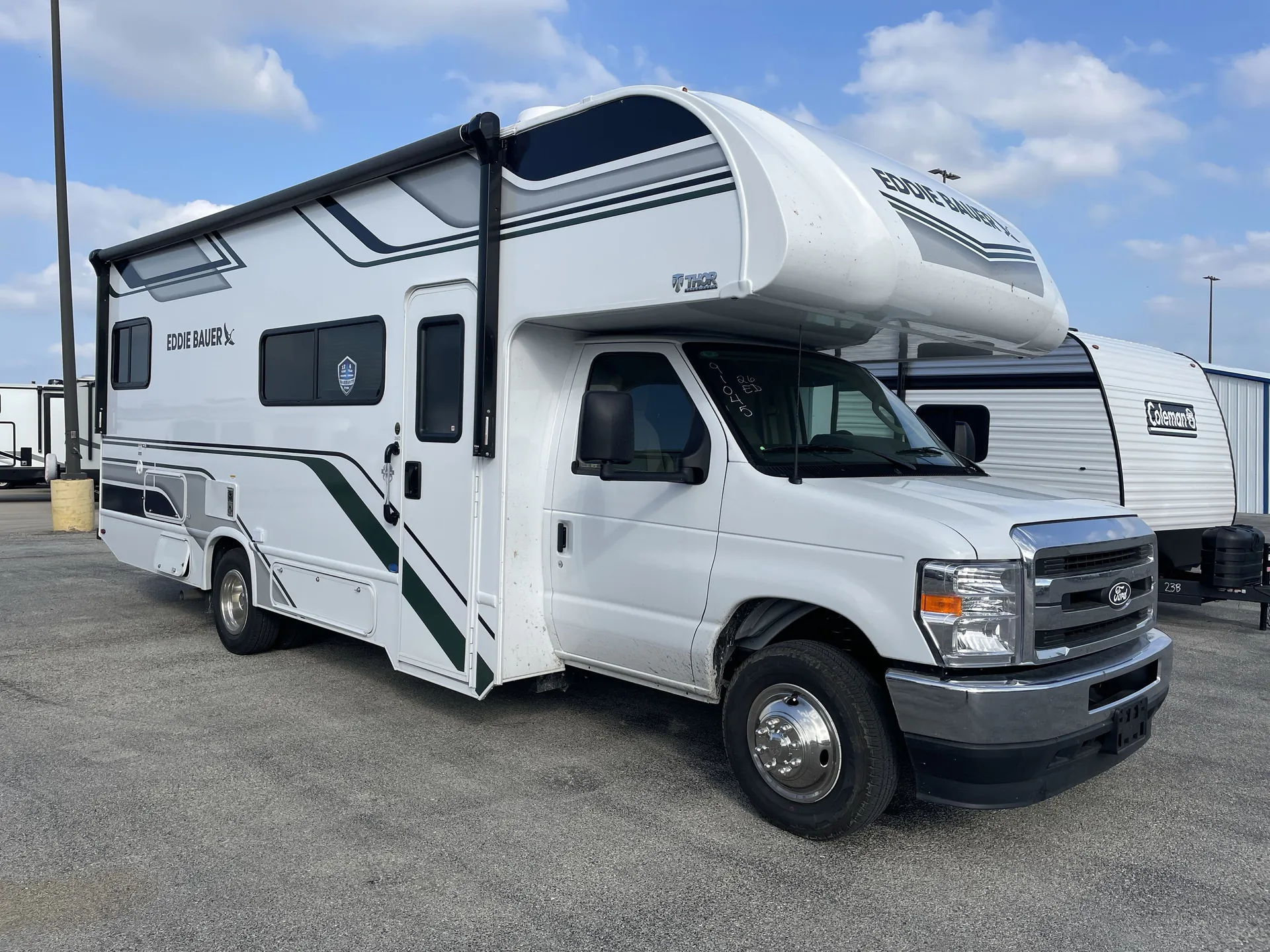 2026 Thor Motor Coach Eddie Bauer 26ED - Photo 2