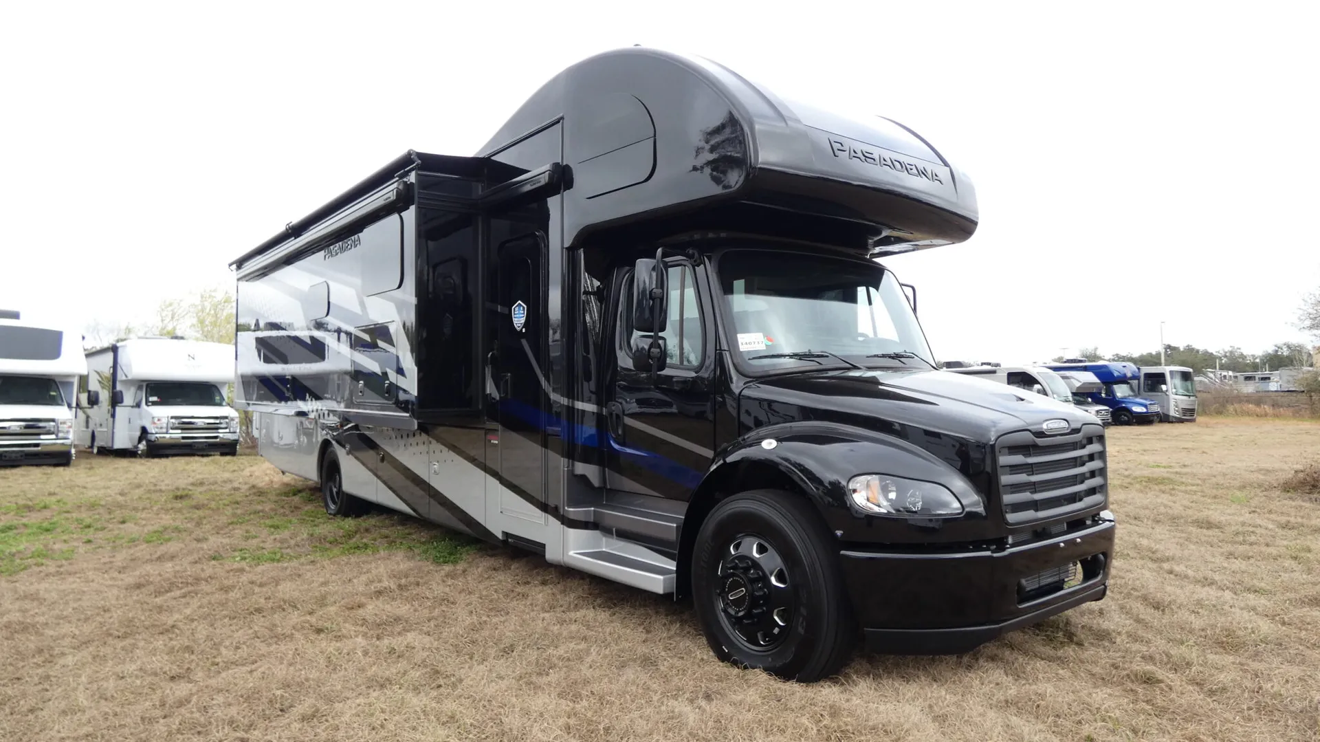 2026 Thor Motor Coach Pasadena 38DX - Photo 2