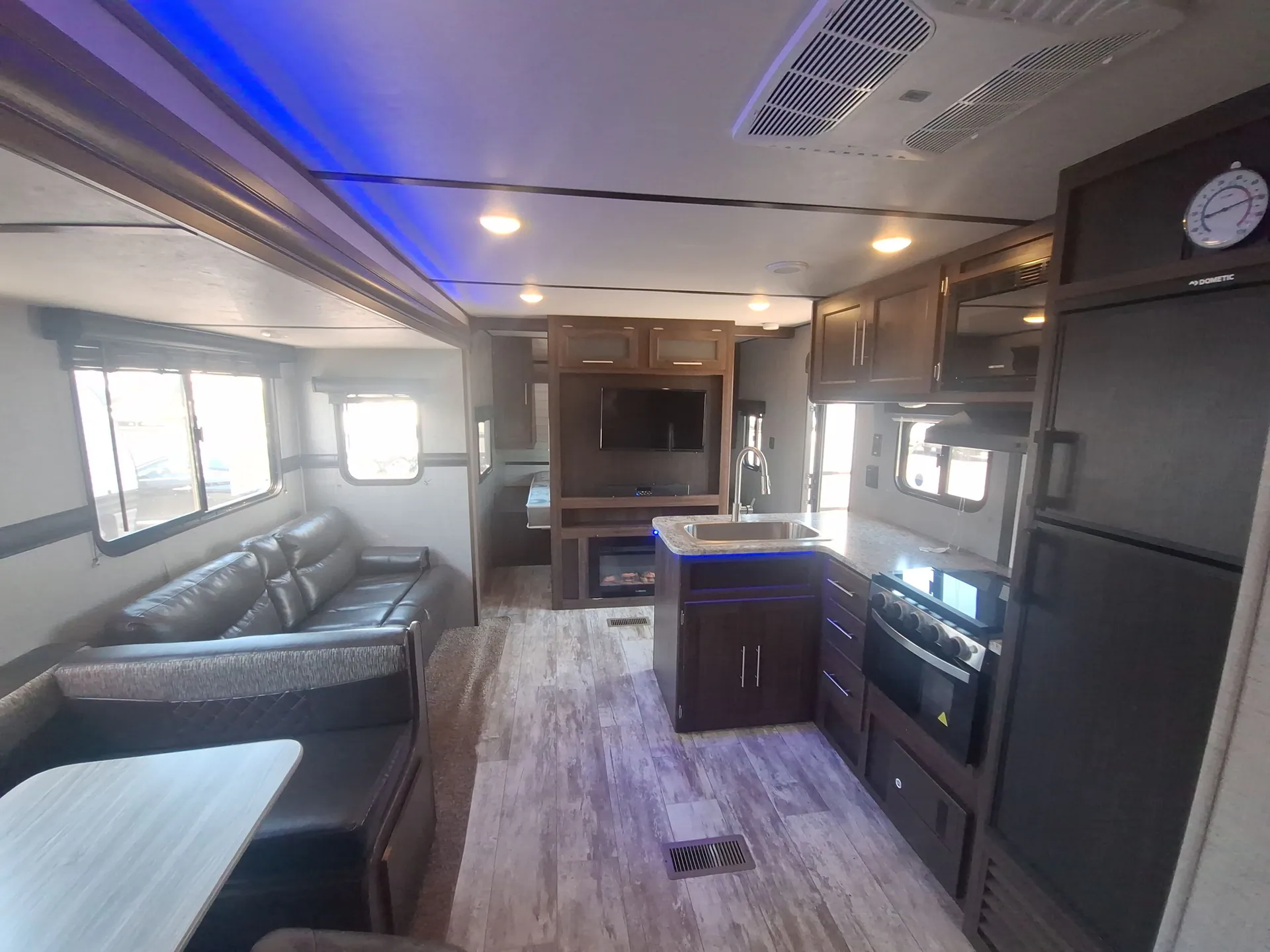 2019 crossroads Zinger 328SB — living area main