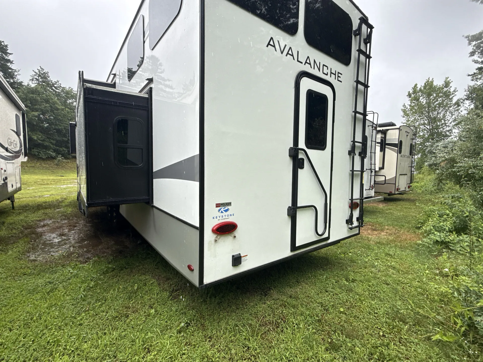 2022 Keystone Avalanche 390DS — living area main