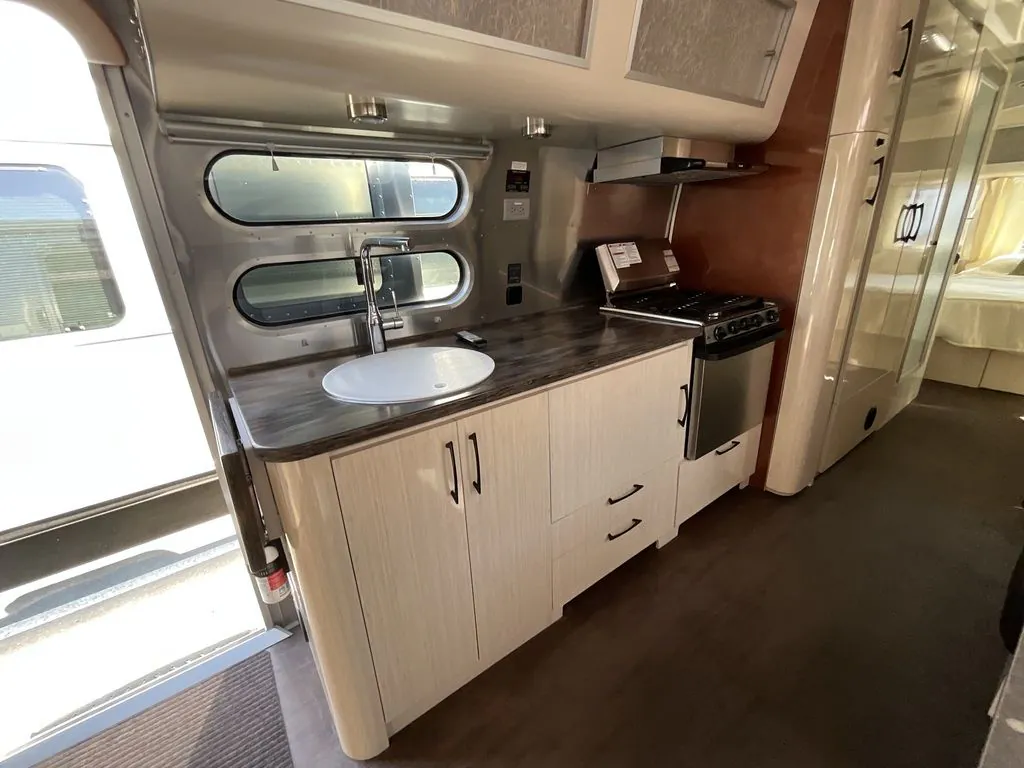 2016 Airstream International 30RB - Photo 3