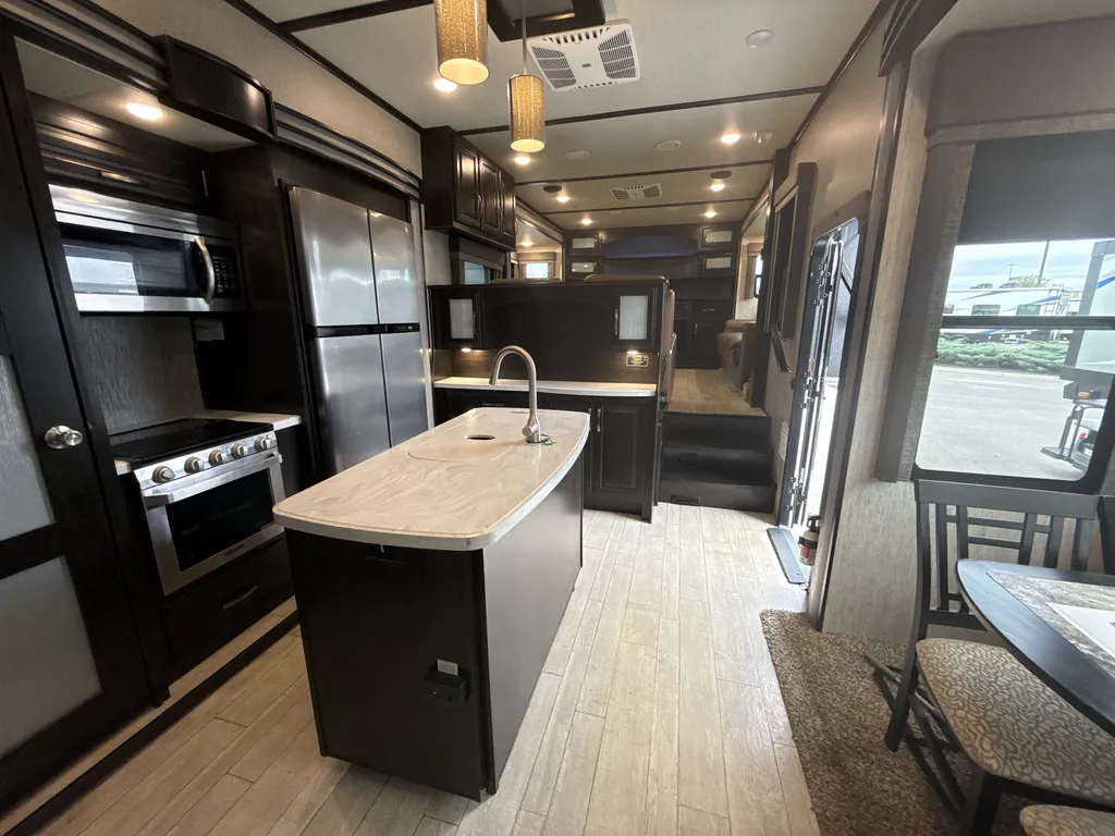 2018 Grand Design Momentum 376TH, Photos photo 3