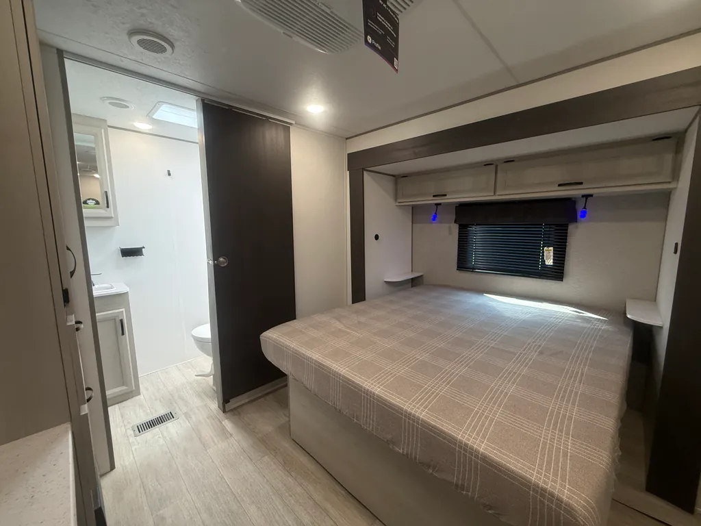 2027 Coachmen Catalina Legacy Edition 333DBDSCK, Photos photo 23