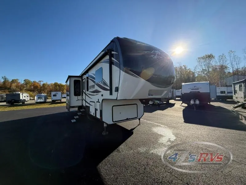 2016 Keystone Alpine 3900RE - Photo 2