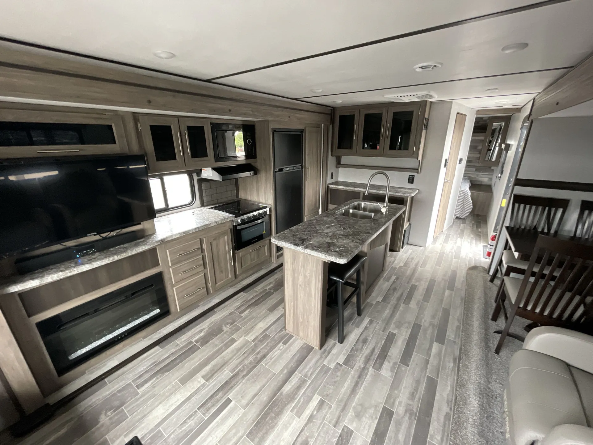 2021 CrossRoads Zinger 292RE — living area main