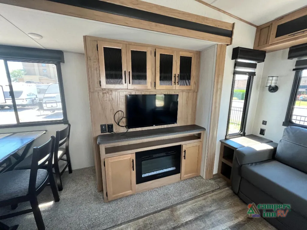 2023 Forest River Cherokee Arctic Wolf 3550 SUITE, Photos photo 4