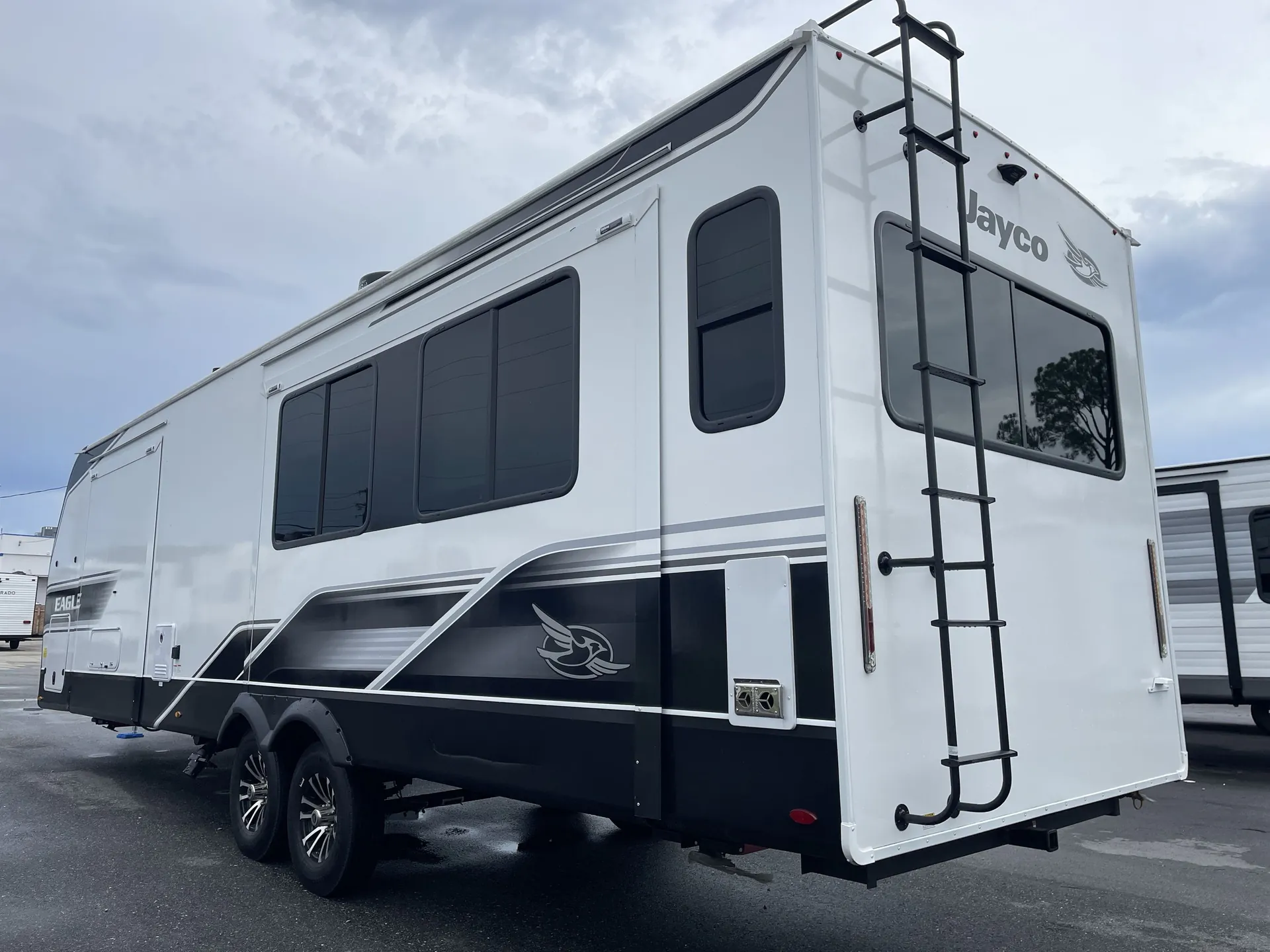2025 Jayco Eagle HT 320MKTS — cabinet