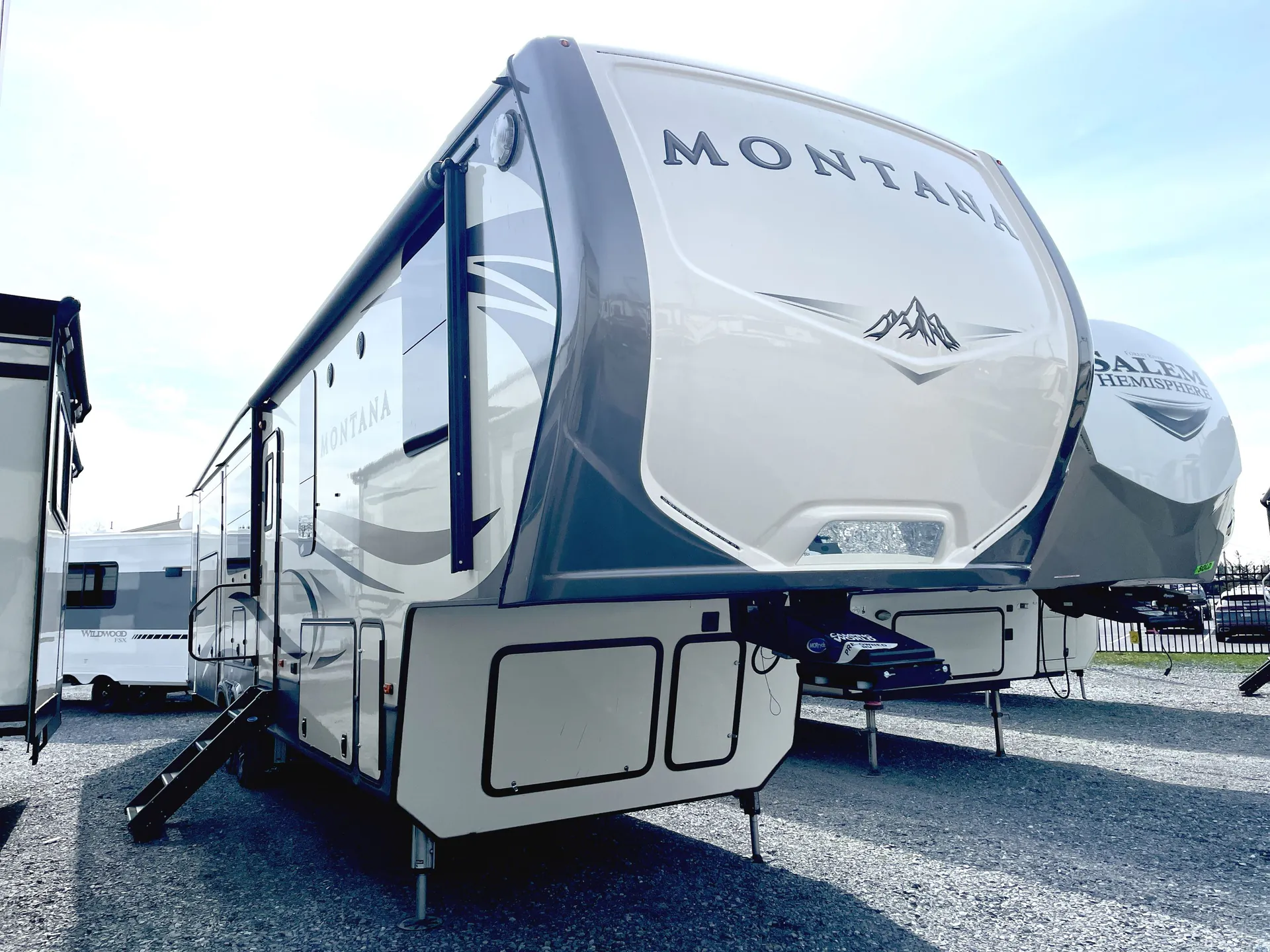 2018 Keystone Montana 3661RL - Photo 2