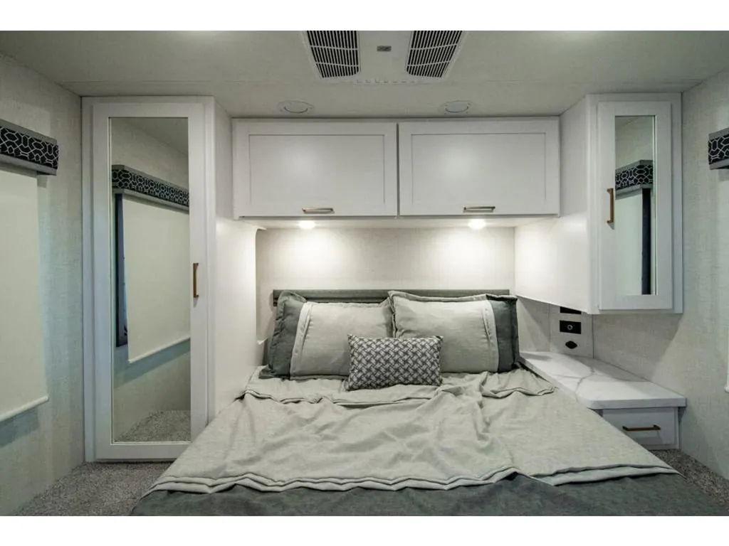 2027 Thor Motor Coach Quantum HS31, Photos photo 26