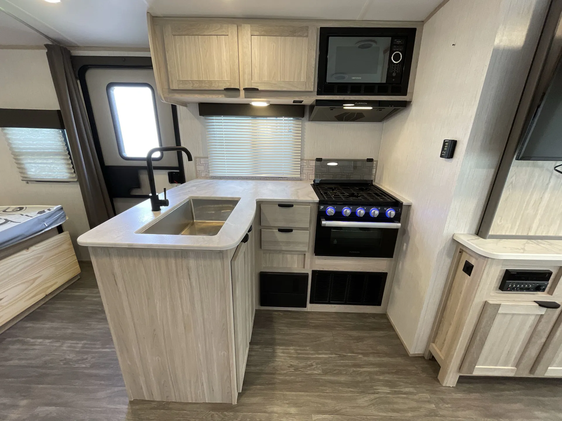 2022 Cruiser RV Shadow Cruiser SC215RBS - Photo 4