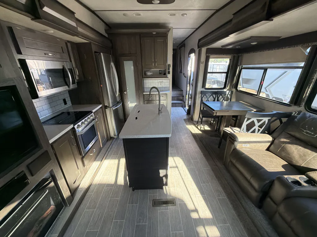 2019 Keystone Montana High Country 385BR, Photos photo 3