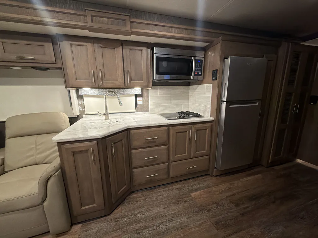 2021 Thor Motor Coach Challenger 35MQ, Photos photo 8