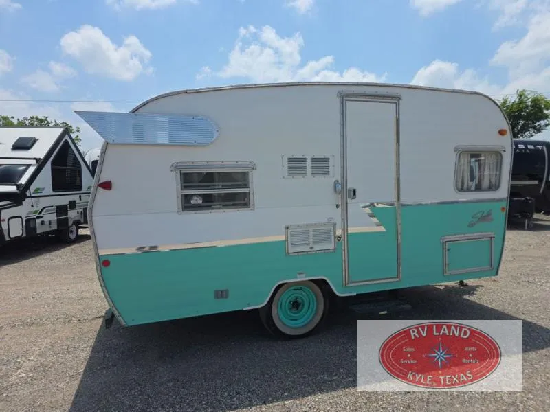 2015 Shasta RVs Airflyte Used    16 - Photo 4