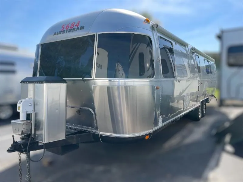2019 Airstream Classic 33RB - Photo 3