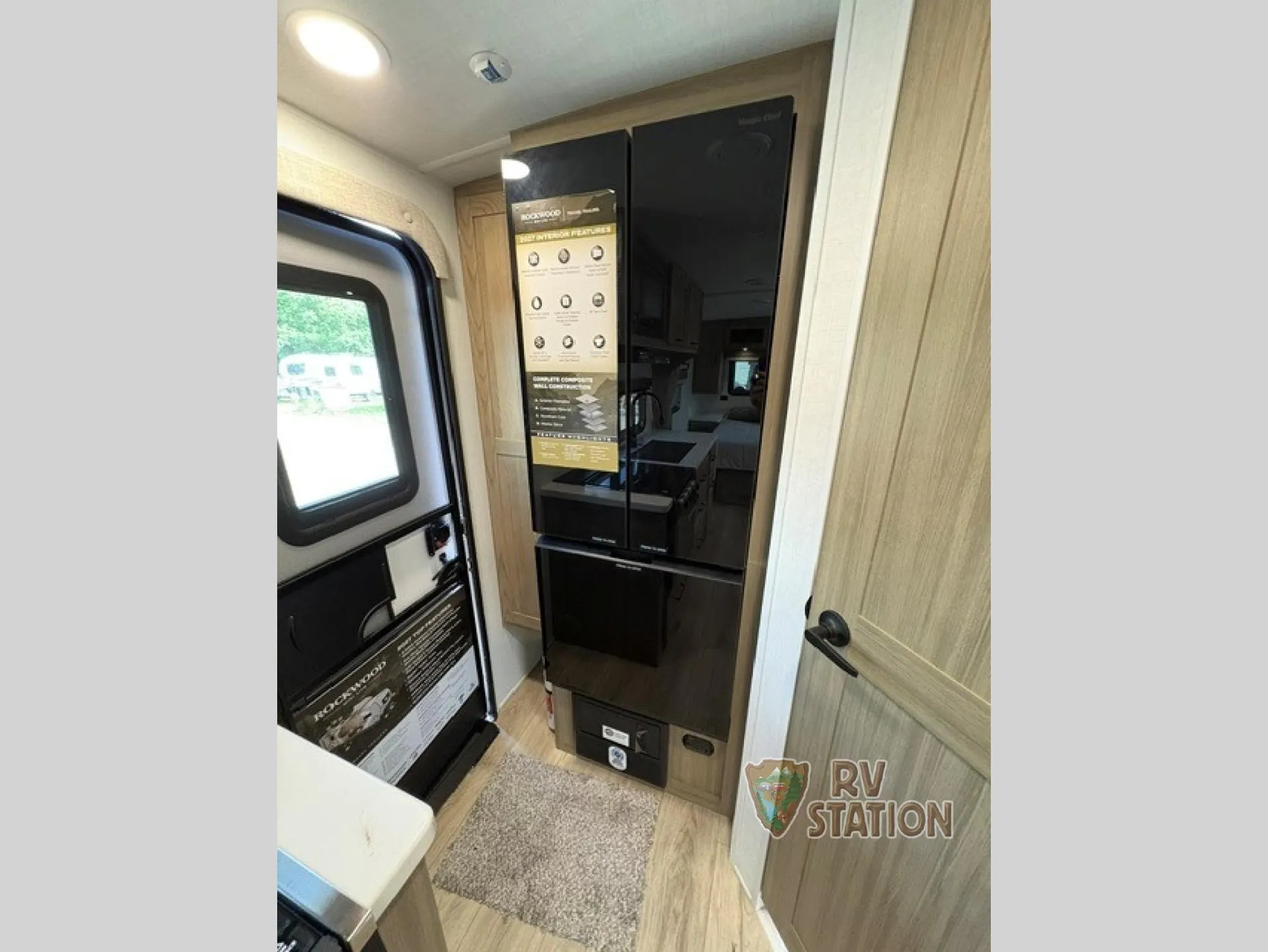 2027 Forest River Rockwood Mini Lite 2109S — Photo 7