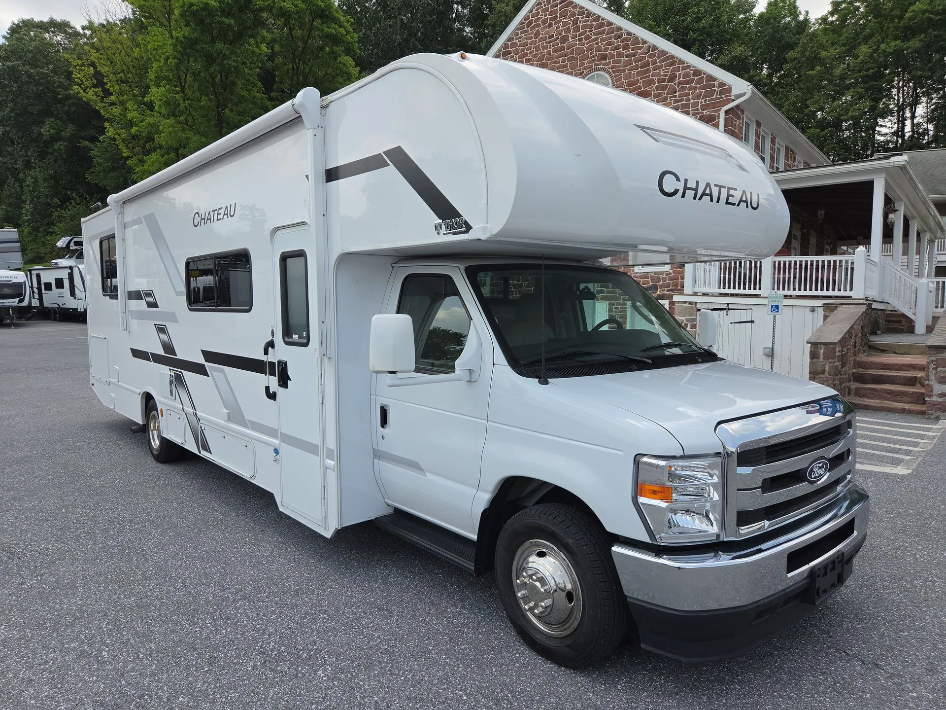 2026 Thor Motor Coach Chateau 31H - Photo 2