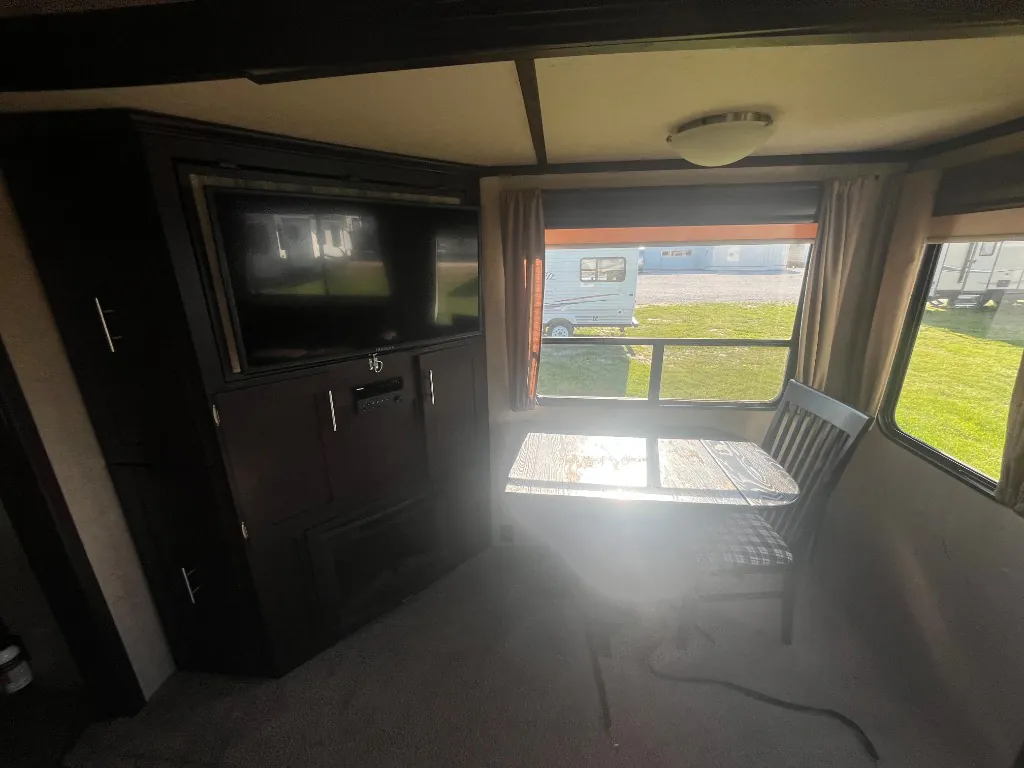 2017 Forest River Cherokee Arctic Wolf 285DRL4 - Photo 3