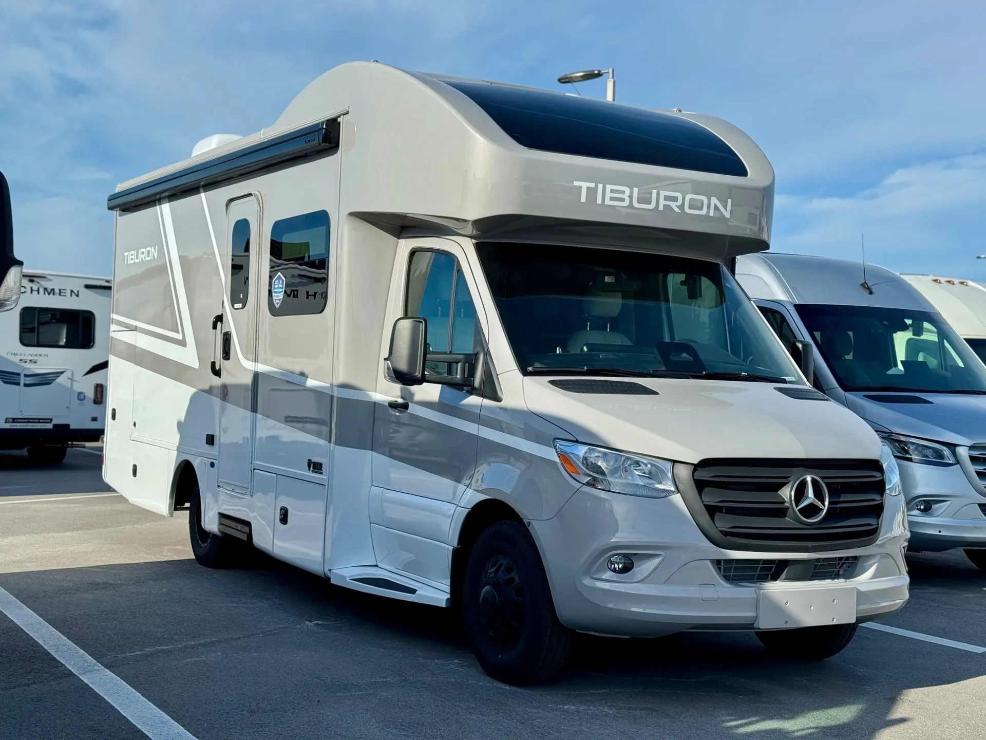 2026 Thor Motor Coach Tiburon 24RW - Photo 2