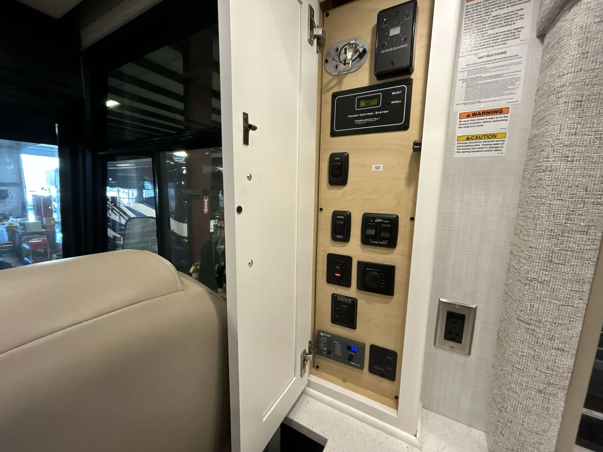 2026 newmar Bay Star 3811 — stove oven open