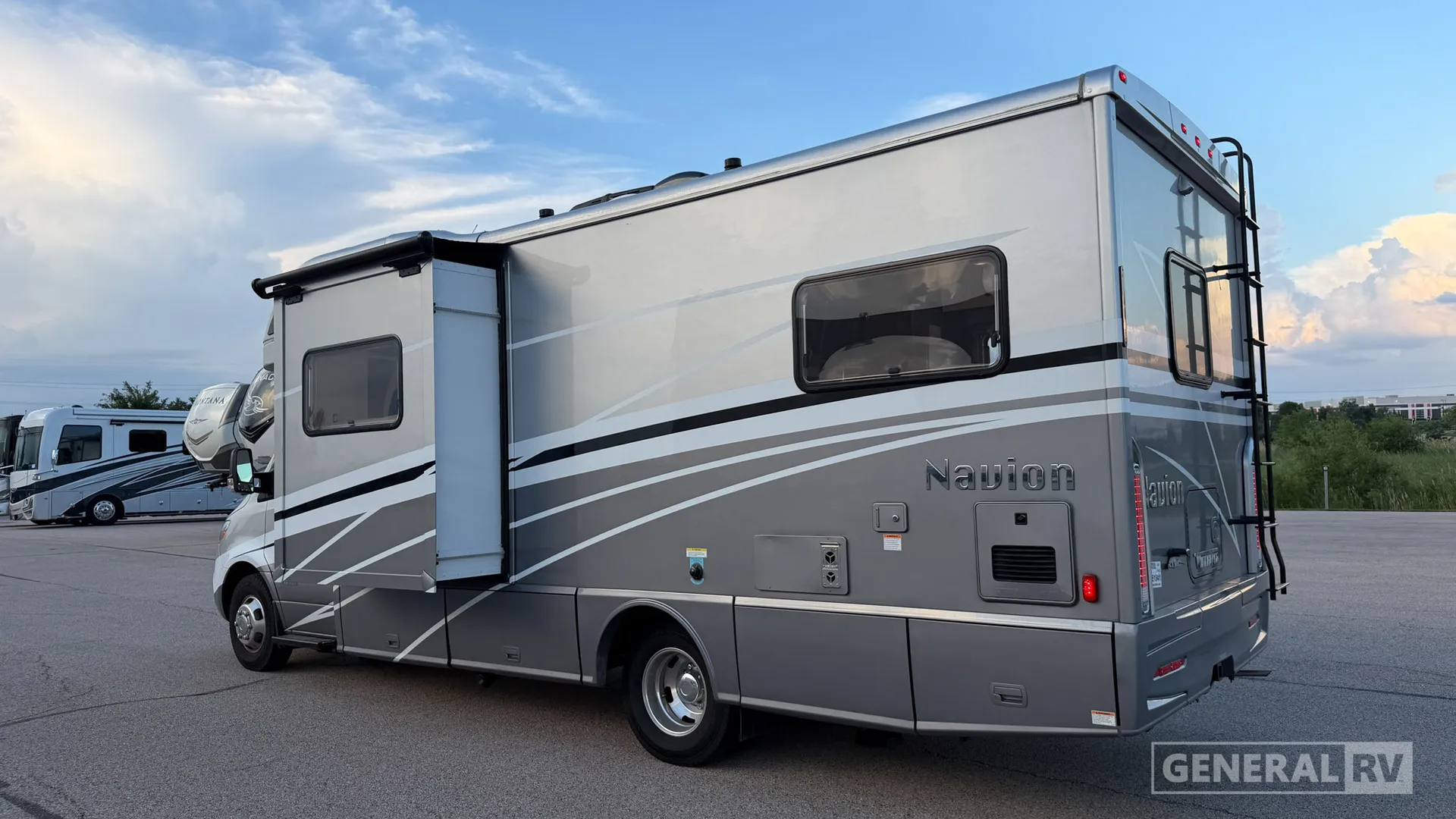2023 Winnebago Navion 24V - Photo 4