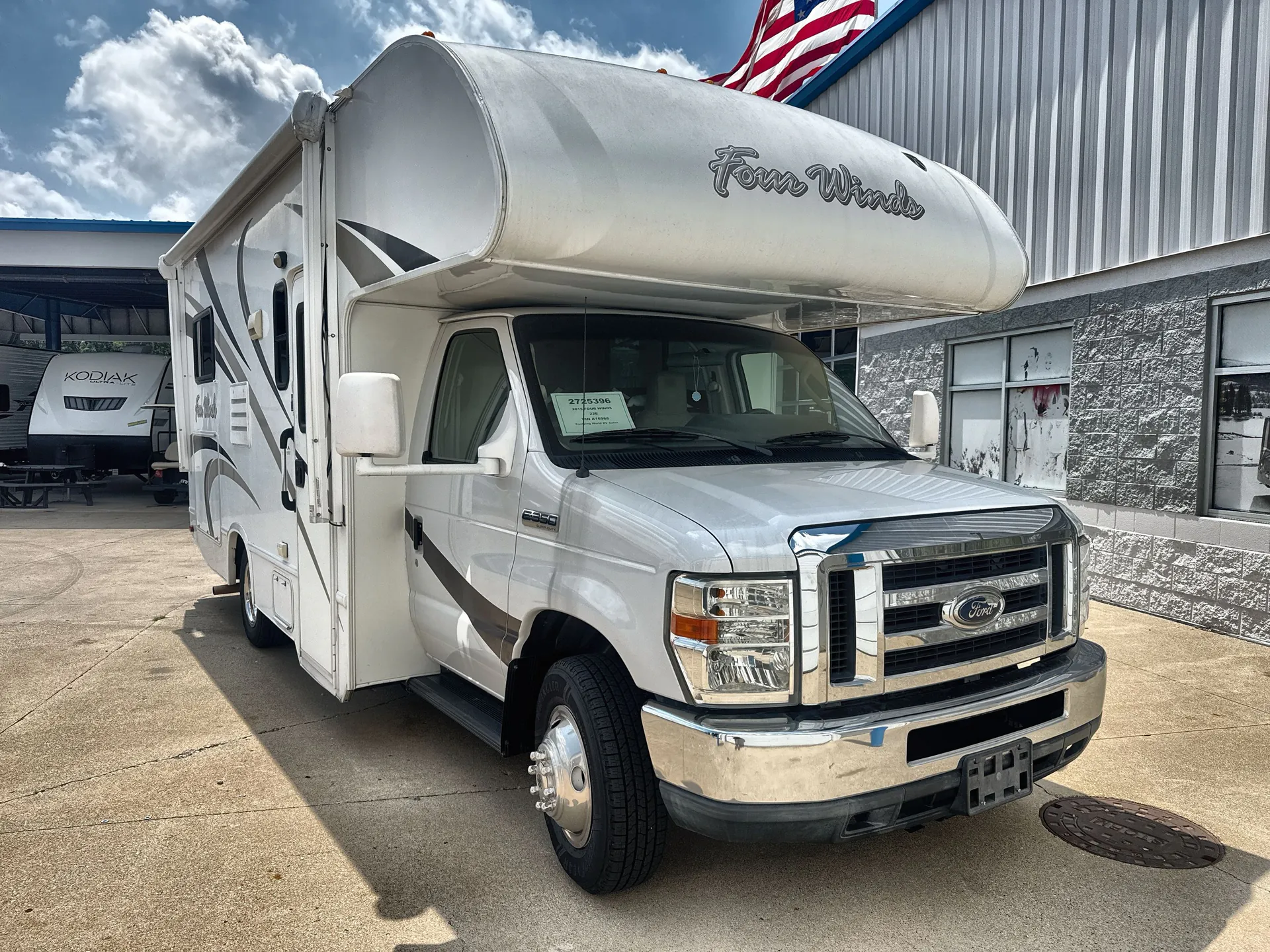 2015 Thor Motor Coach Four Winds 22E - Photo 2