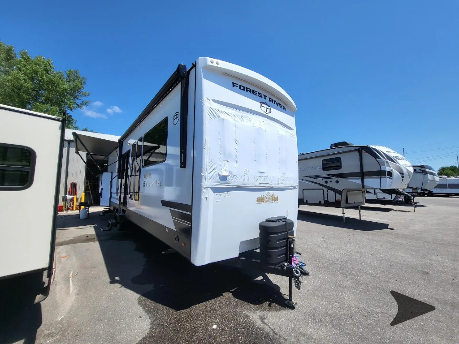 2026 Forest River Sierra Destination Trailers 422FKL