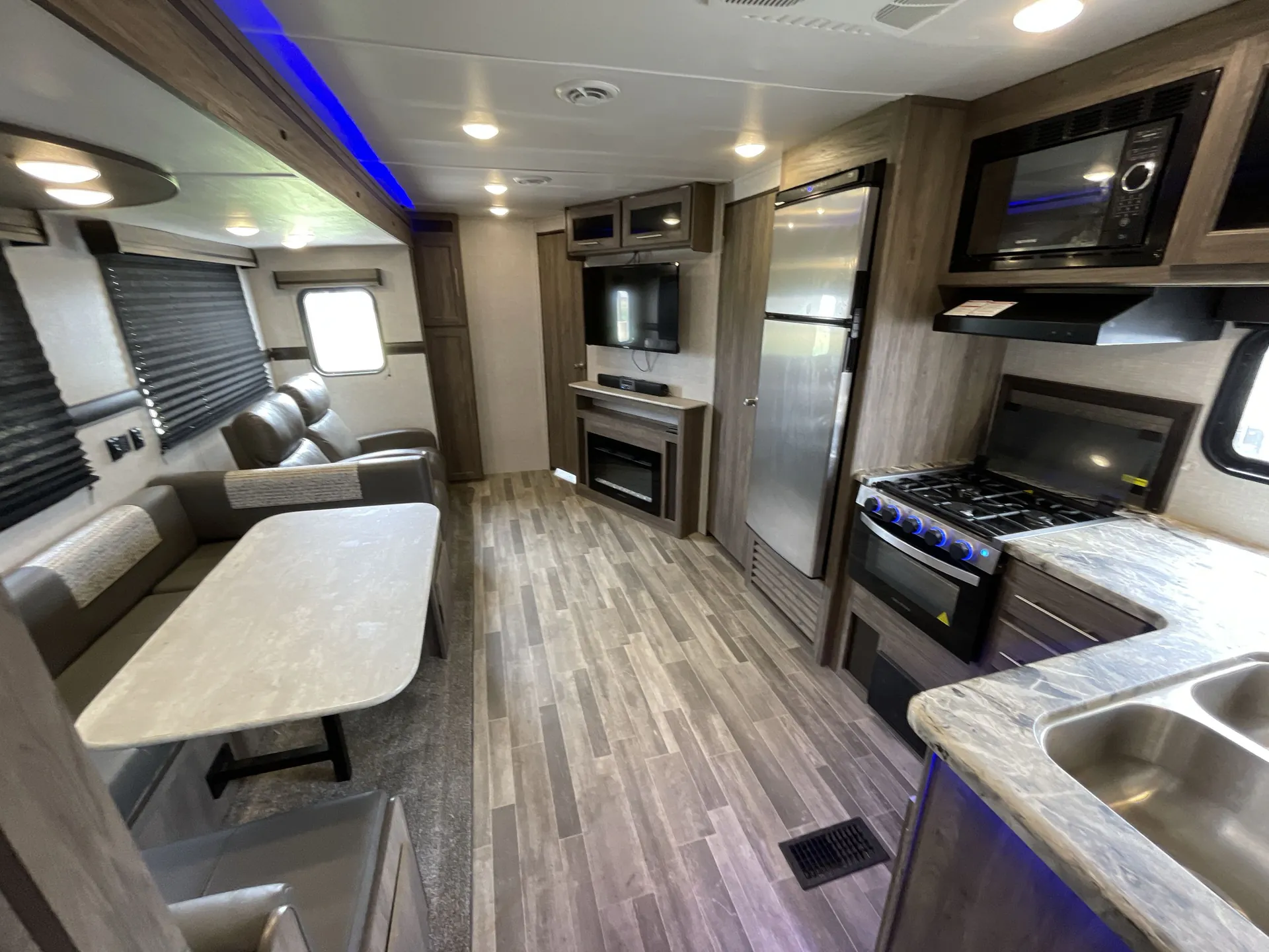2022 CrossRoads Zinger 333DB — living area main
