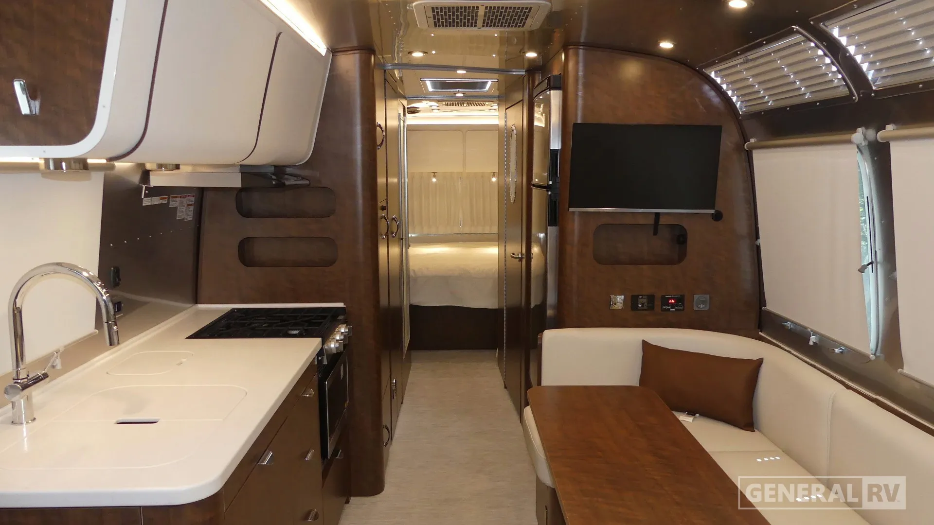 2025 Airstream Globetrotter 30RB - Photo 3