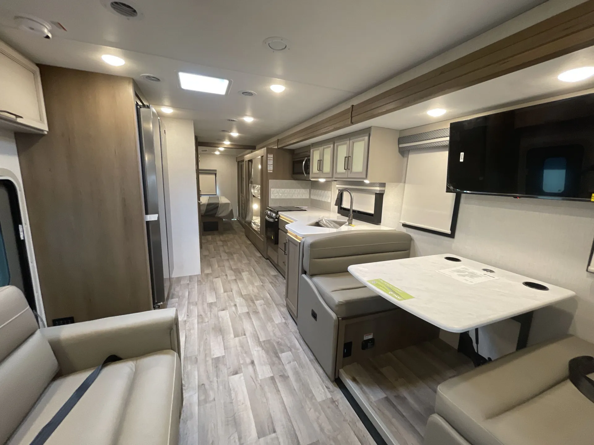 2026 Thor Motor Coach Hurricane 35J - Photo 4