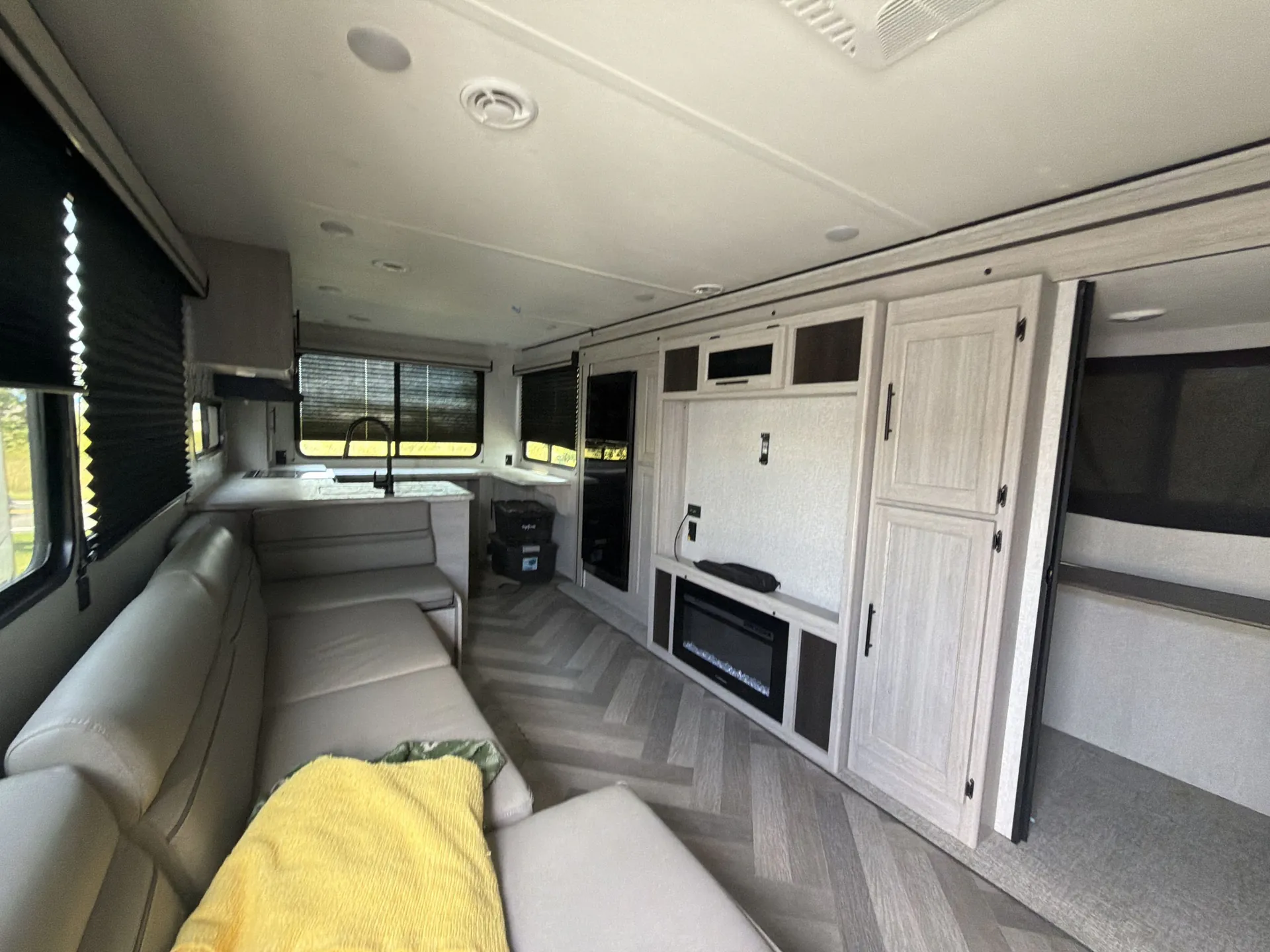 2024 CrossRoads Zinger 309BH — living area main