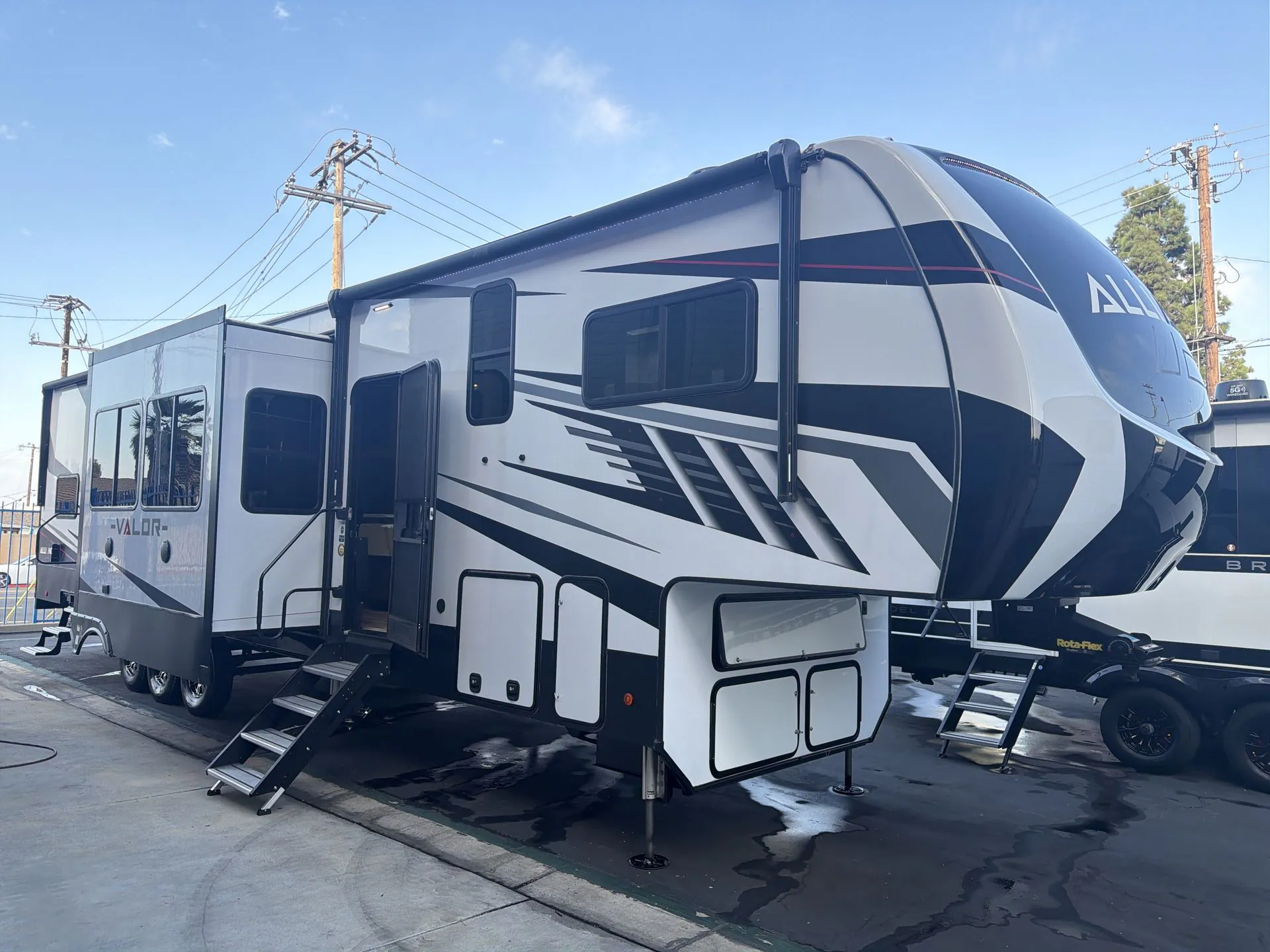 2022 Alliance RV Valor 41V15 - Photo 2