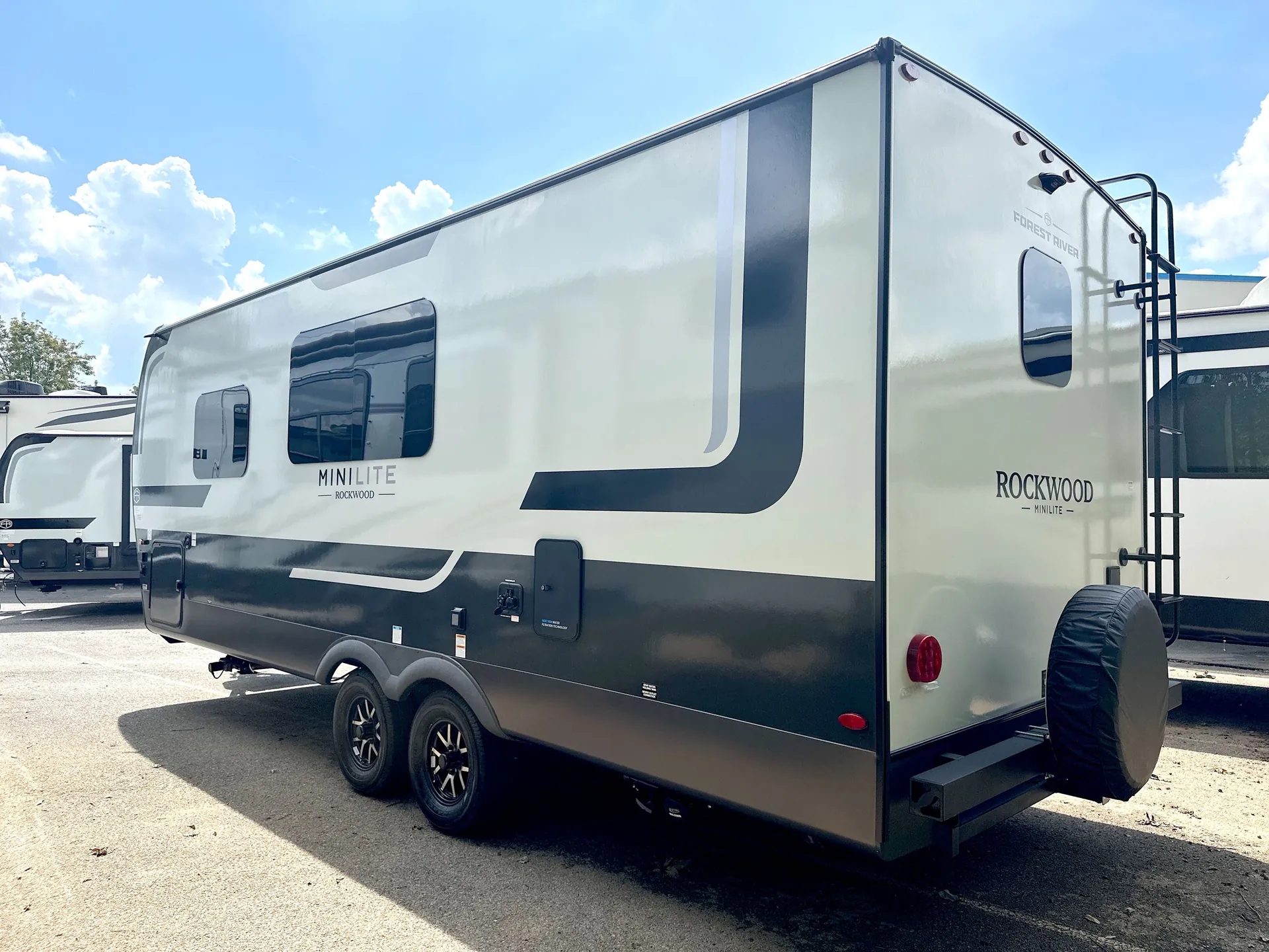 2027 Forest River Rockwood Mini Lite 2524FBT — off campside