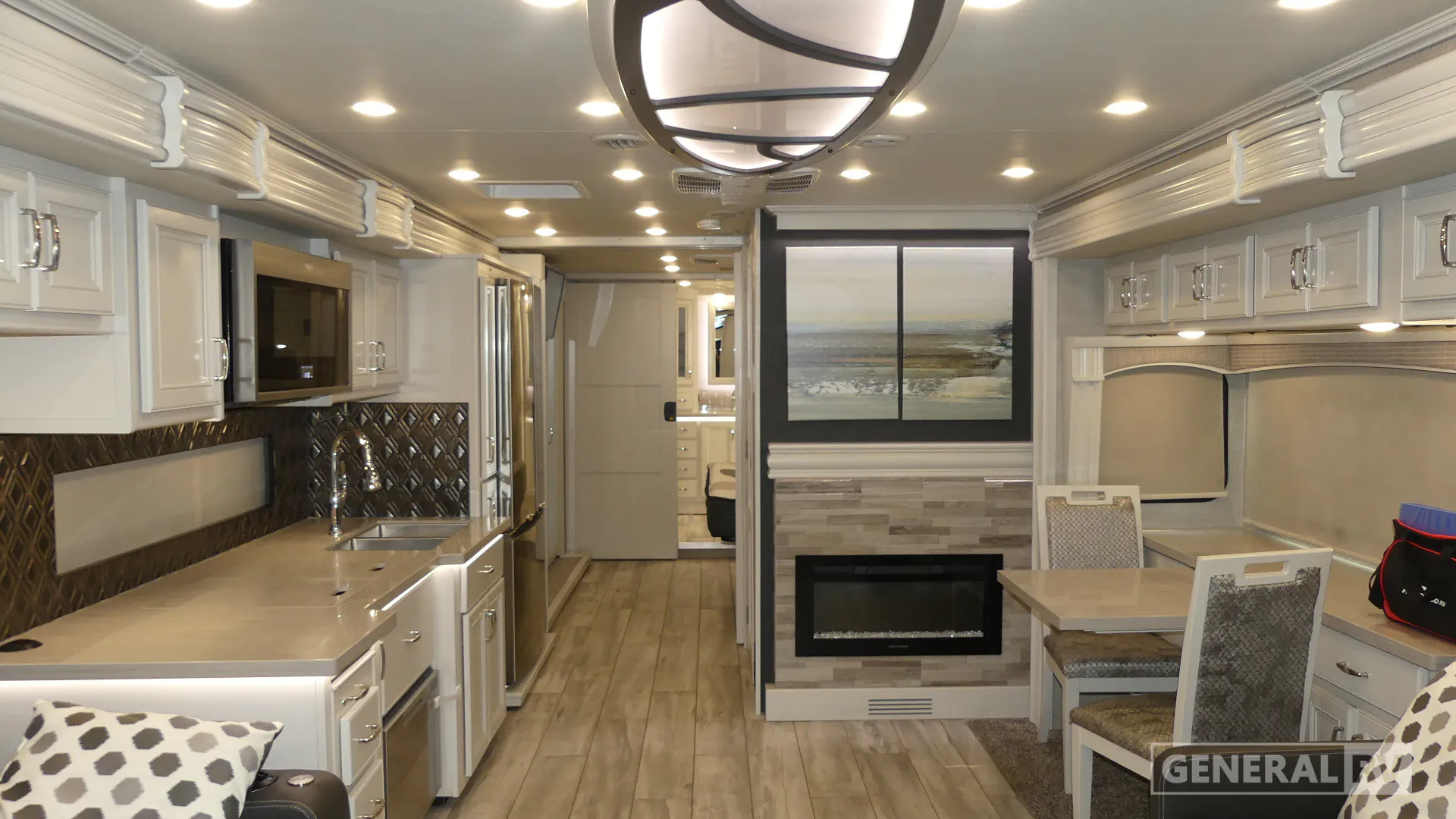2023 Fleetwood Discovery 38W - Photo 3