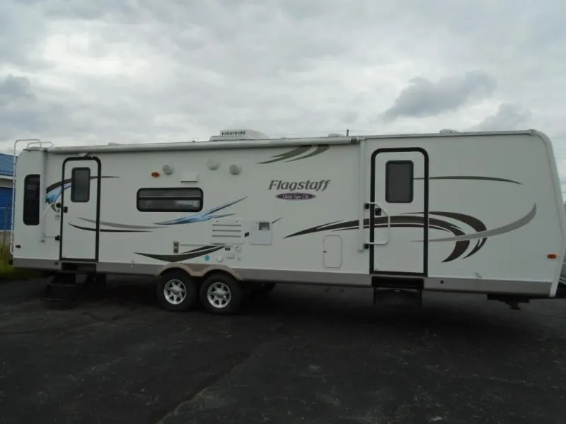 2011 Forest River RV Flagstaff Classic Super Lite 831RLBSS - Photo 2