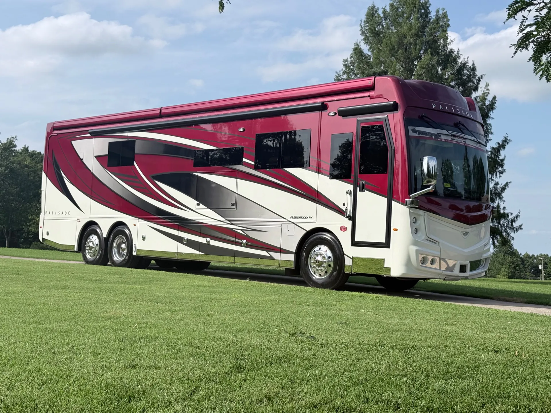 2027 Fleetwood Palisade 40H - Photo 2