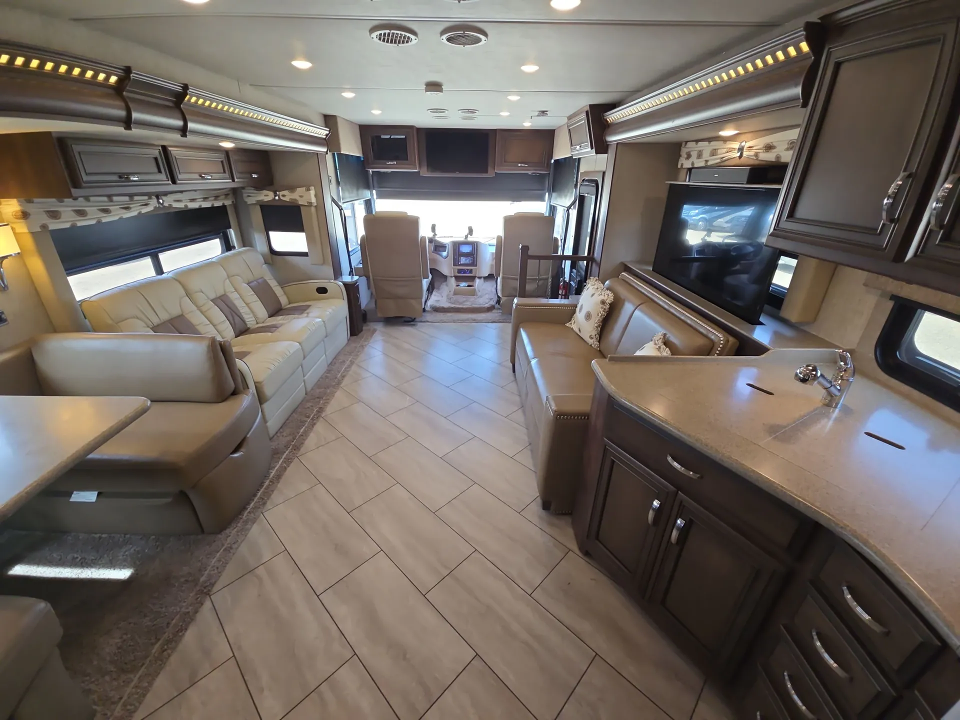 2020 newmar Bay Star 3626 — living area main
