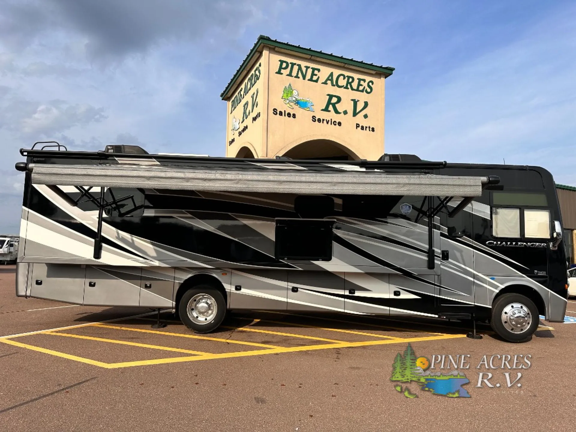2022 Thor Motor Coach Challenger 35MQ dealer photo 1 from Pine Acres RV
