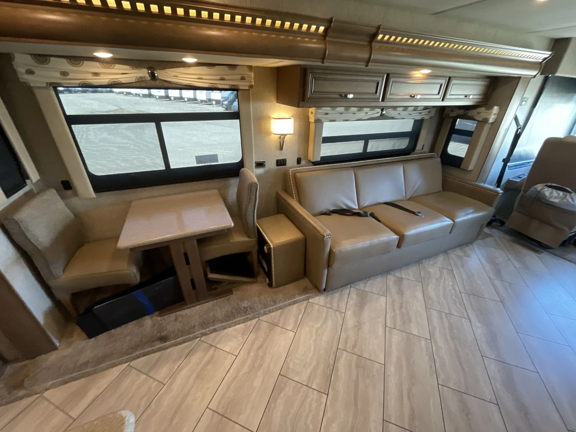 2020 newmar Bay Star 3414 — living area main
