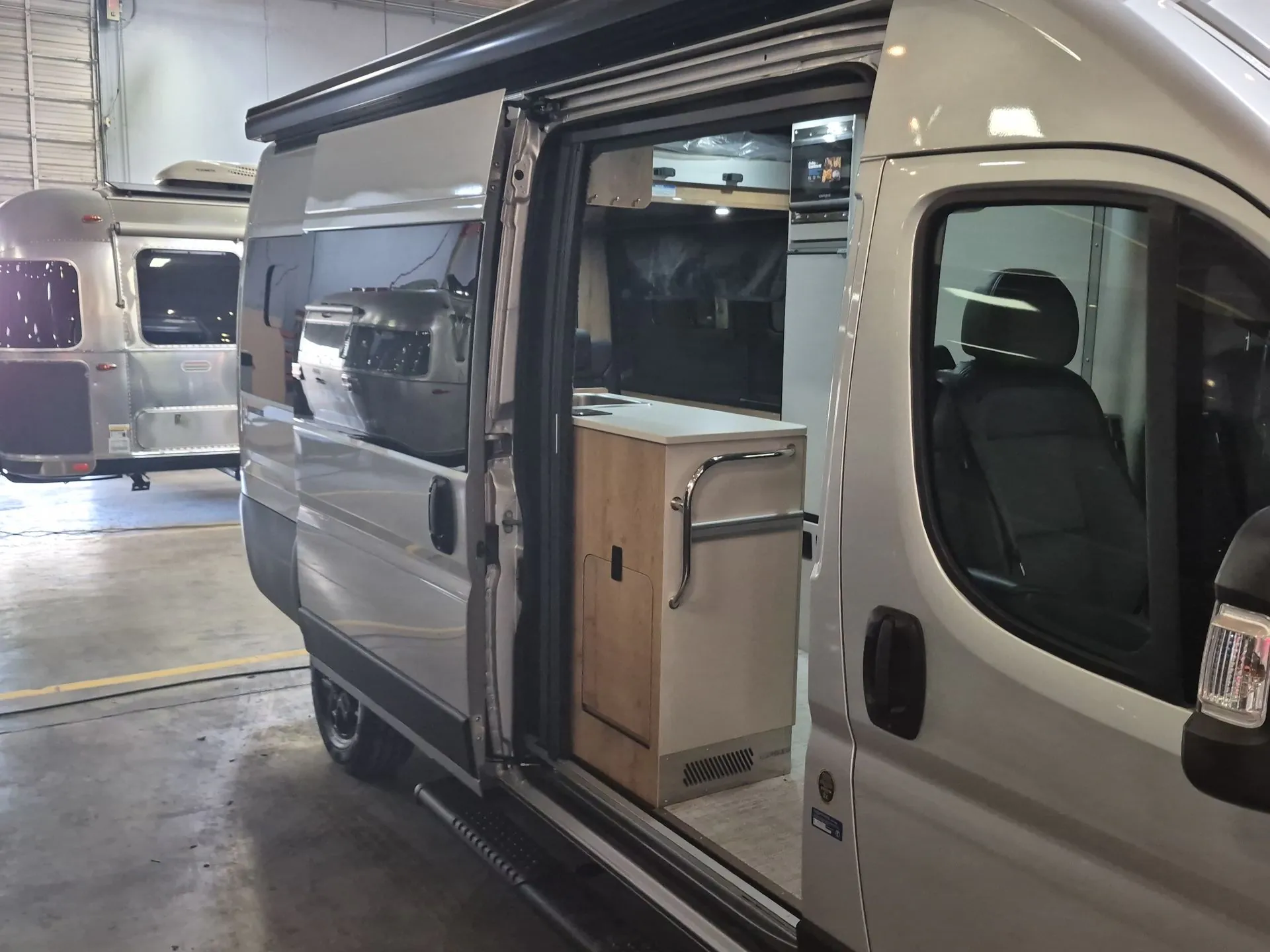 2027 Airstream Rangeline 21PL - Photo 4