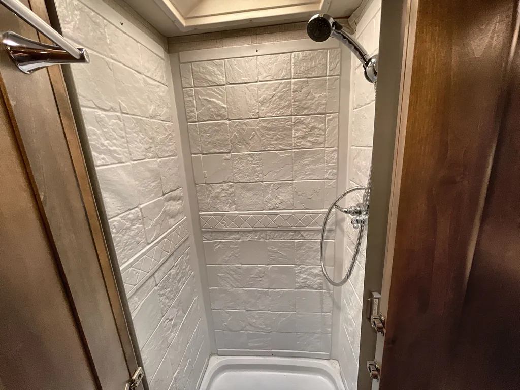 2017 Tiffin Wayfarer 24 QW, Photos photo 17