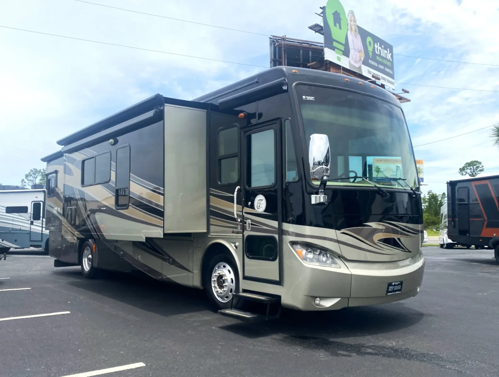 2013 Tiffin Motorhomes Phaeton 36GH - Main photo