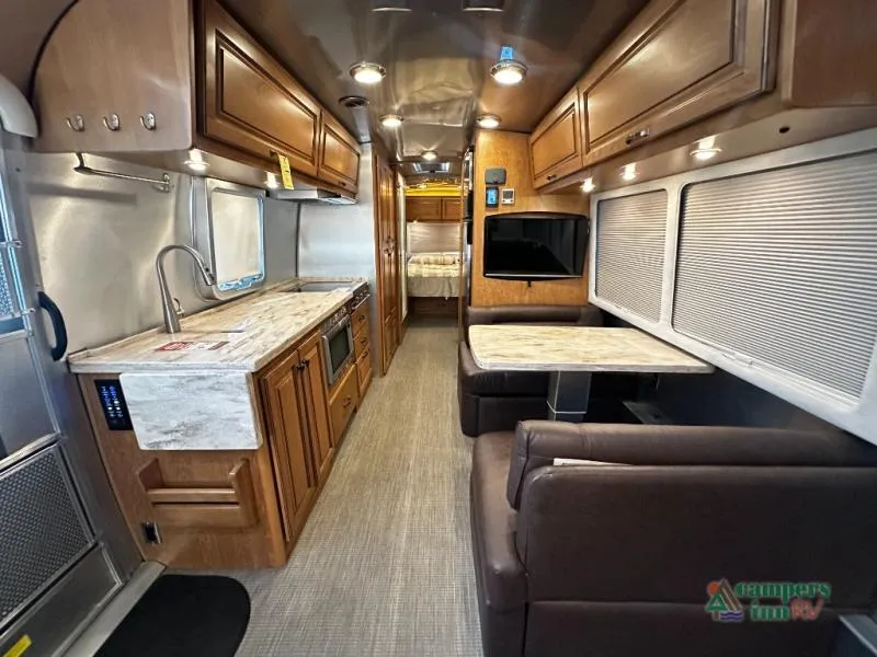 2017 Airstream Classic 30FQB - Photo 3