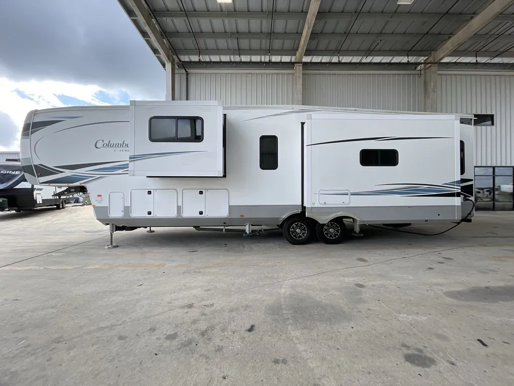 2022 Palomino Columbus 382FB dealer photo 3 from Blue Compass RV