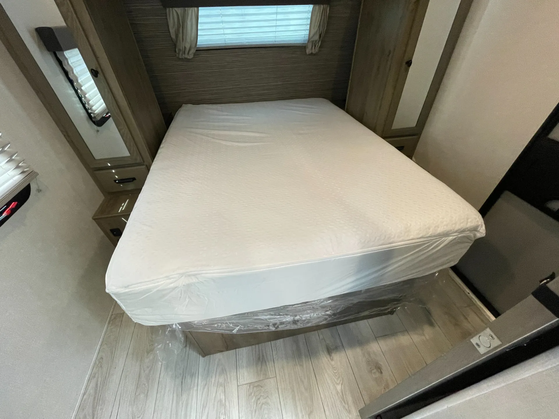 2022 Forest River Surveyor Legend 296QBLE - Photo 4